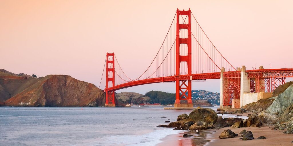 Golden Gate Bridge in San Francisco tijdens de schemering