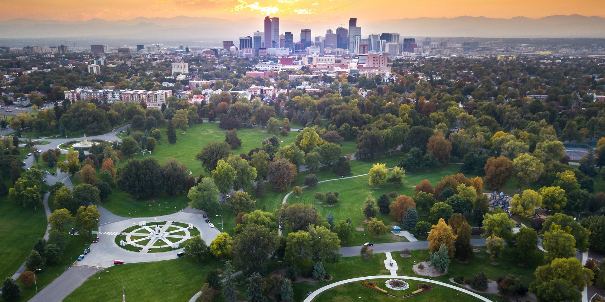 City Park in Denver, Colorado, Verenigde Staten. Op de achtergrond zie je de skyline van het stadscentrum (downtown) tegen het decor van de Rocky Mountains