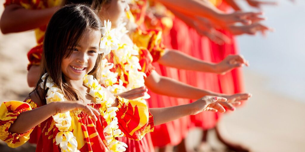 groep mensen die hula dansen, een traditionele Hawaïaanse dansvorm.
