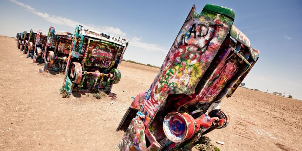Cadillac Ranch, een iconisch publiek kunstwerk gelegen in Amarillo, Texas