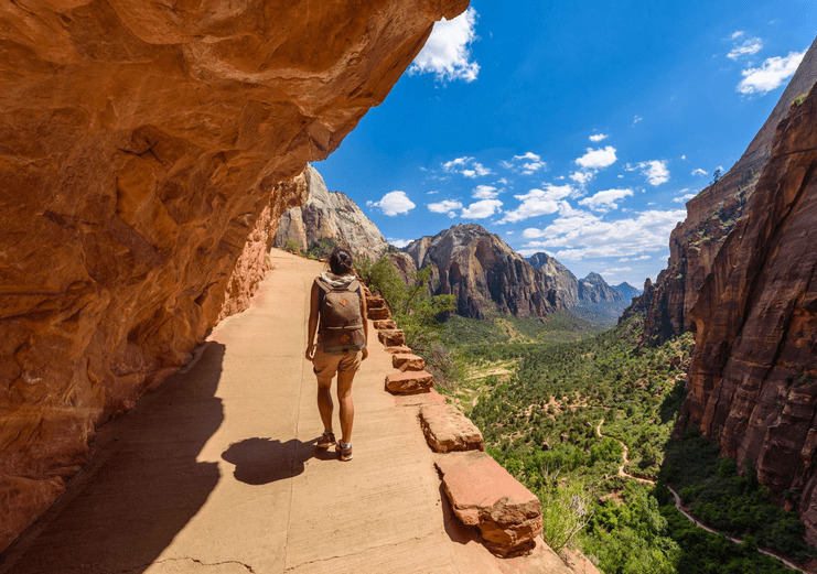 Zion National Park: vrouw met rugzak aan het wandelen