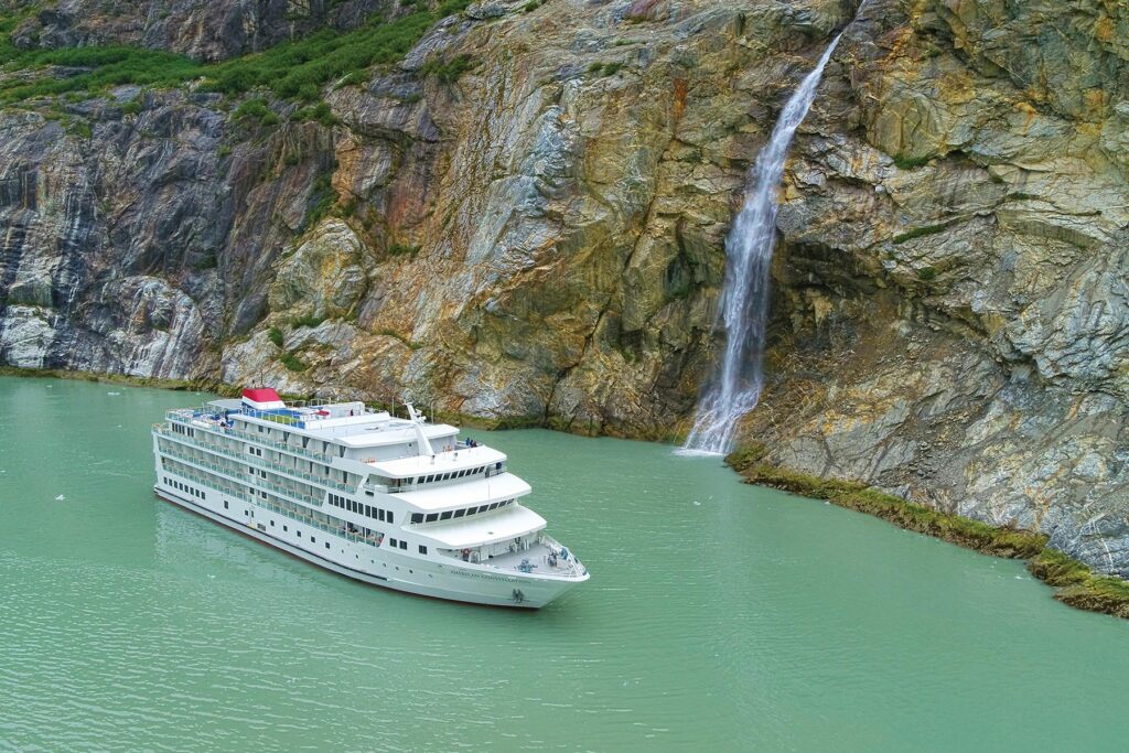 Zuid-Oosten Alaska Cruise met het American Constellation Cruiseschip aan het varen op het water