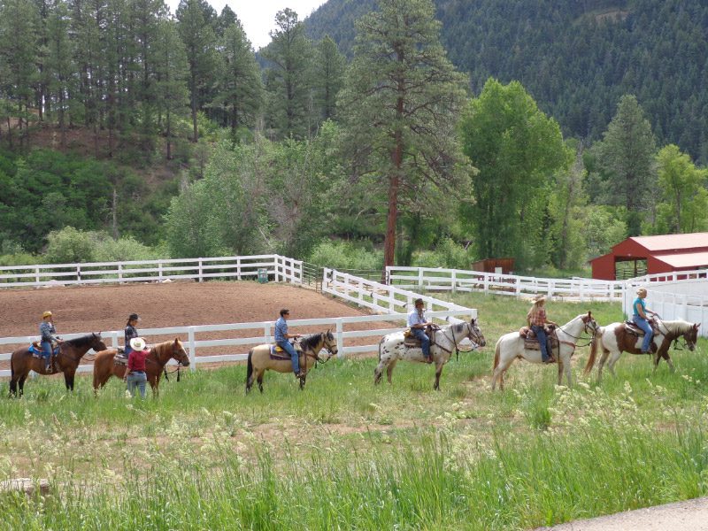 Colorado Trails Ranch, 6 ruiters op een rij achter elkaar