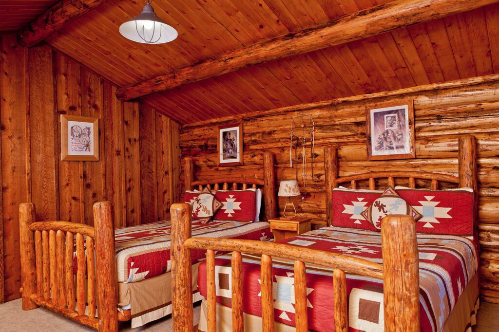 houten bedden in een huisje op Goosewing Ranch in Wyoming