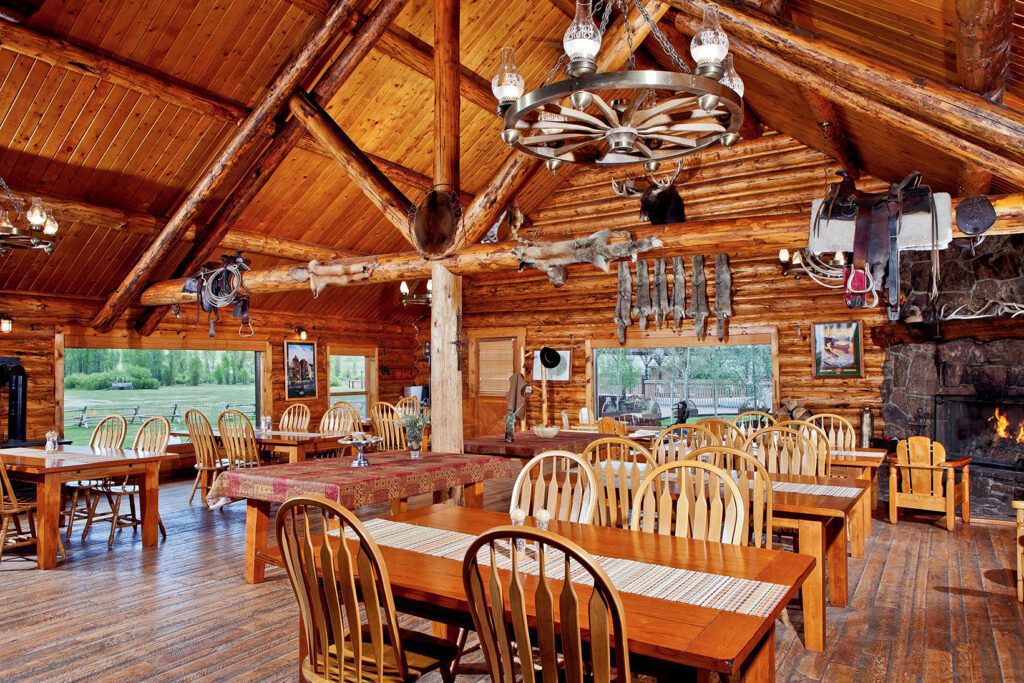 eetkamer of refter/eetplaats in houten huisje op Goosewing Ranch in Wyoming