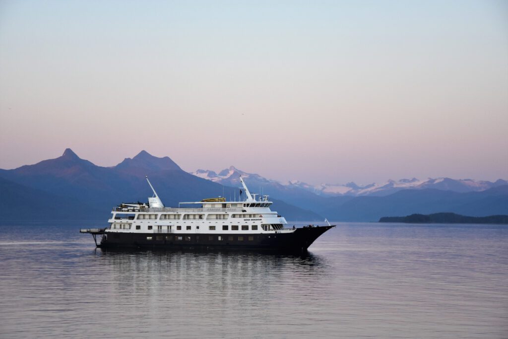 Safari Endeavour in Frederick Sound Alaska, boot op het water met gletsjers en bergen op de achtergrond