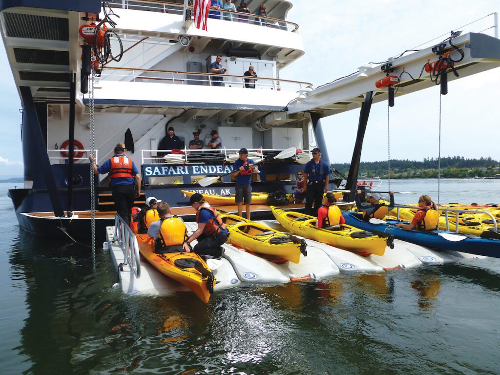 kajak opladen op Safari Endeavour boot